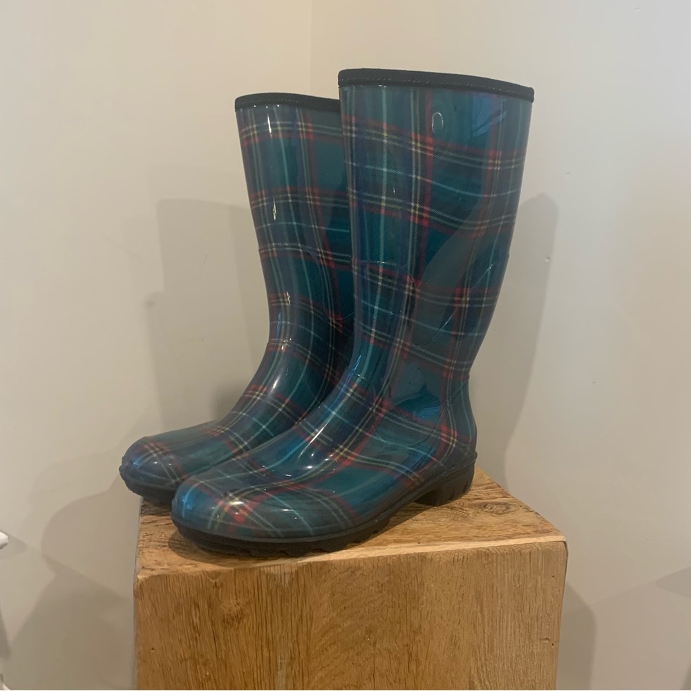 Kamik Heidi Green Plaid Rain Boot Size 10. Good condition.